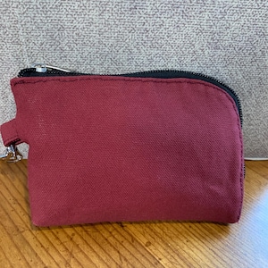 Bolsa pequeña con cremallera color burdeos