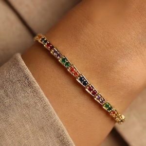 Delikat armband med flerfärgade stenar för henne