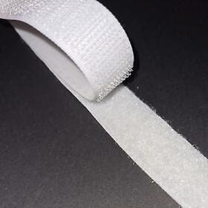 20 mm påsydd kardborreband i olika längder, 1/2 m, 1 m, 3 m och 5 m. Färger: Svart och vit.