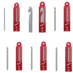 Può includere: Set di otto ferri da uncinetto grigi di diverse dimensioni, confezionati in scatole rosse e bianche con la scritta "Essentials" e misure in millimetri e centimetri.