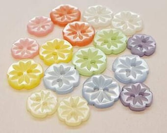 Blommiga platta knappar med 2 hål, 13 mm och 15 mm, olika färger, stickning, pyssel för babykläder, säljs i förpackningar om 10 knappar