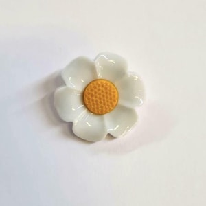 Gelbe und weiße Daisy Shank Flower Buttons, Perfekt zum Basteln und Stricken, Größen 18mm, 21mm und 38mm Verkauft in Packungen mit 10 Knöpfen