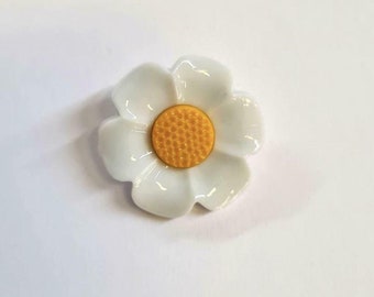 Yellow and White Daisy Shank Flower Buttons, Perfect for Crafting and Knitting, Sizes 18mm, 21mm and 38mm Sold in packs of 10 Buttons