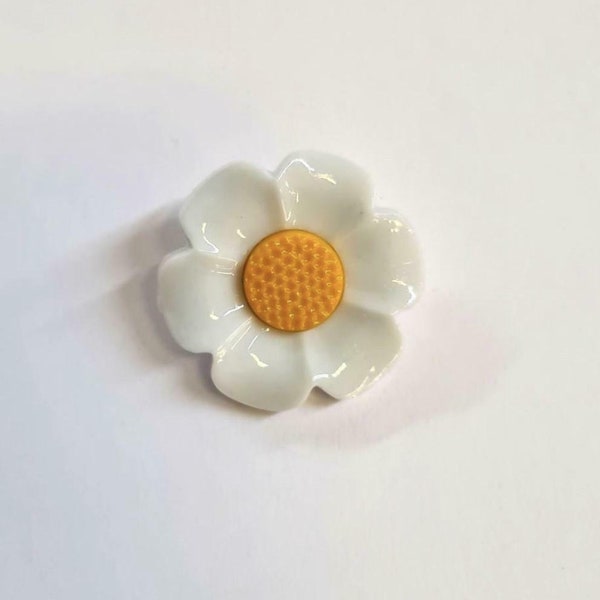 Yellow and White Daisy Shank Flower Buttons, Perfect for Crafting and Knitting, Sizes 18mm, 21mm and 38mm Sold in packs of 10 Buttons