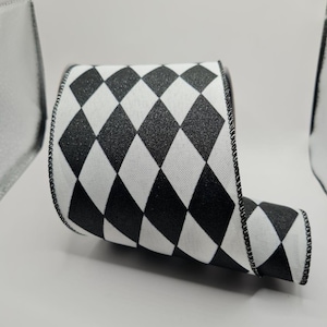 Könnte beinhalten: Schwarz-weißes kariertes Band mit einem Rautenmuster. Das Band ist 2,5 Zoll breit und hat einen drahtverstärkten Rand.