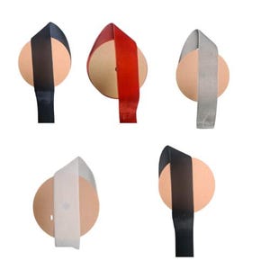 Op de afbeelding: Vijf spoelen lint in verschillende kleuren: zwart, rood, zilver, wit en zwart. Het lint is om een kartonnen spoel gewikkeld.