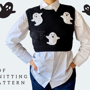 Pode incluir: Um colete de malha preto com comprimento cropped e aplicações de fantasmas de crochê branco. O colete tem um decote redondo e é usado sobre uma camisa branca abotoada. O texto "knits by" é visível no colete.  Padrão de tricô PDF.