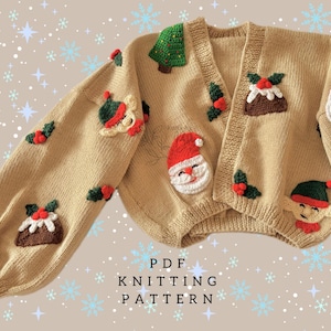 Könnte beinhalten: Beige Strickjacke mit weihnachtlichen Applikationen, darunter Weihnachtsmann-Gesichter, Weihnachtspudding und ein grüner Weihnachtsbaum. Der Pullover hat lange Ärmel und einen V-Ausschnitt. Der Text "PDF KNITTING PATTERN" ist sichtbar.