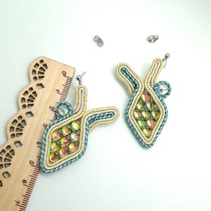 1122. Türkis/goldbeige Soutache-Ohrringe mit Schildpatt-Glasperlen und einer runden österreichischen Kristallperle