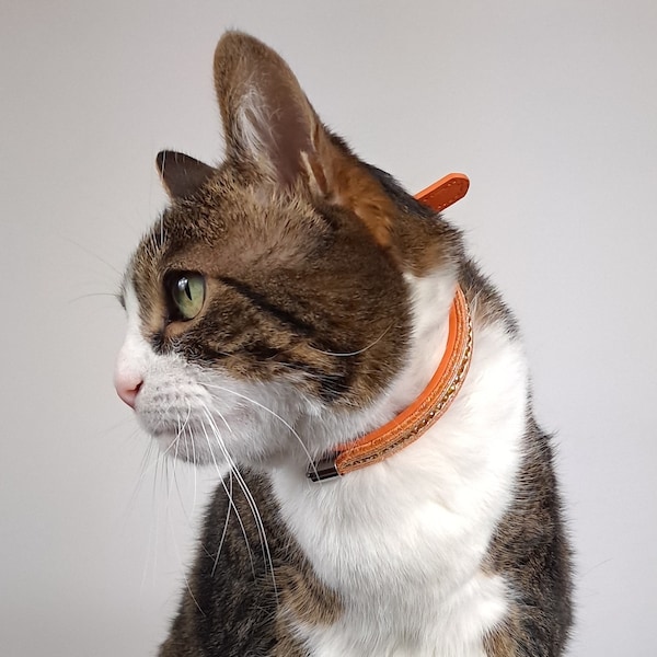 910. Collier chat/chien réglable t. S en soutache orange, support en nylon PU et perles en verre facetté (tour de cou 18 à 28cm)