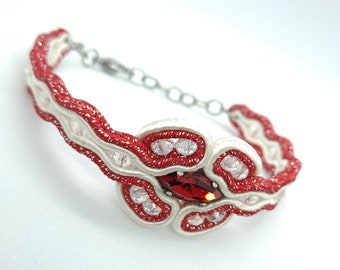 36. Bracelet en soutache rouge argenté/écru avec cabochon navette en cristal autrichien rouge et perles en verre facetté (poignet très fin)