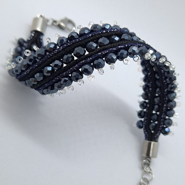 655. Bracelet soutache noir/bleu nuit, bordé de perles en verre facetté aux teintes jet hématite