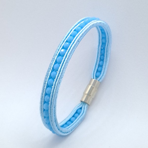 346. Bracelet fin soutache bleu ciel avec perles en verre facetté