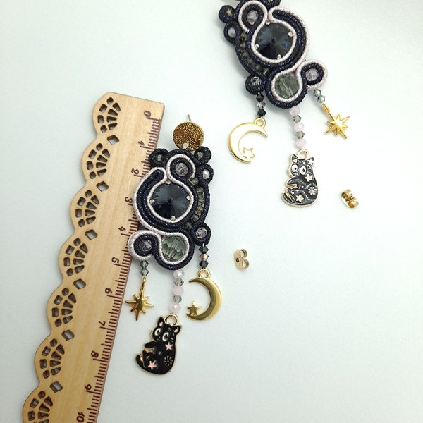 907. Boucles d'oreilles en soutache noir/rose poudré/doré avec cabochons en cristal autrichien et pendants chats noirs, lunes et étoiles