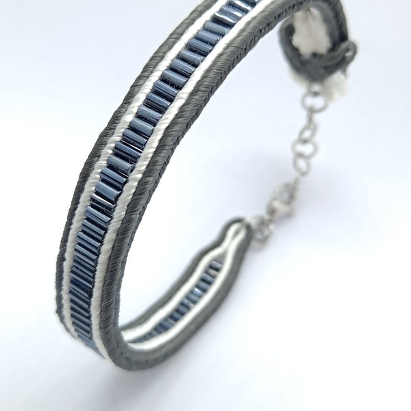 91. Bracelet soutache graphite/blanc avec perles tubes en verre