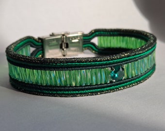 394. Bracelet en soutache vert, avec cabochon en cristal autrichien et perles tubes en verre torsadées Miyuki