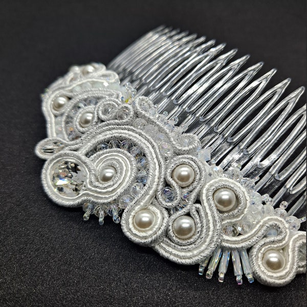 523. Peigne travaillé en soutache blanc/argenté/cristal avec cabochons en cristal autrichien et diverse perles en verre (idéal mariée)