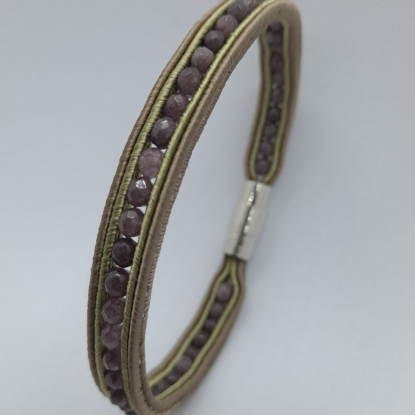 802. Bracelet fin en soutache kaki avec perles en quartz facetté teinté violet foncé (collection LithothéraPie)