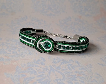 527. Bracelet fin en soutache 3 brins vert émeraude/blanc, avec cabochon et toupies en cristal (poignet grande taille)