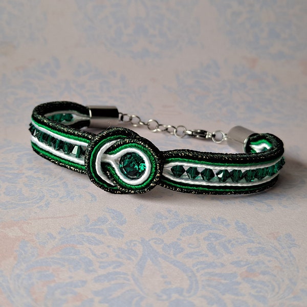 527. Bracelet fin en soutache 3 brins vert émeraude/blanc, avec cabochon et toupies en cristal (poignet grande taille)