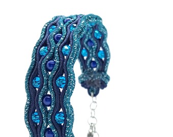 466. Bracelet manchette 3 rangs en soutache bleu nuit/vert bleu avec perles en verre facetté et perles magiques