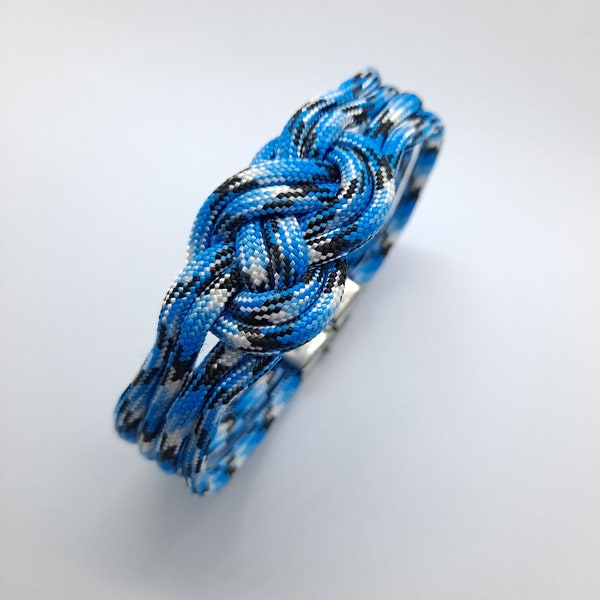 743. Bracelet en paracorde bleu clair/marine effet camouflage tressage central noeud marin