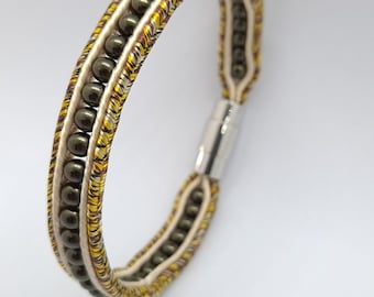 866. Bracelet mixte en soutache beige marbré brun kaki avec perles en verre tchèque