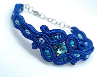 37. Bracelet en soutache bleu marine avec cabochon en cristal turquoise et perles en verre facetté (poignet très fin)