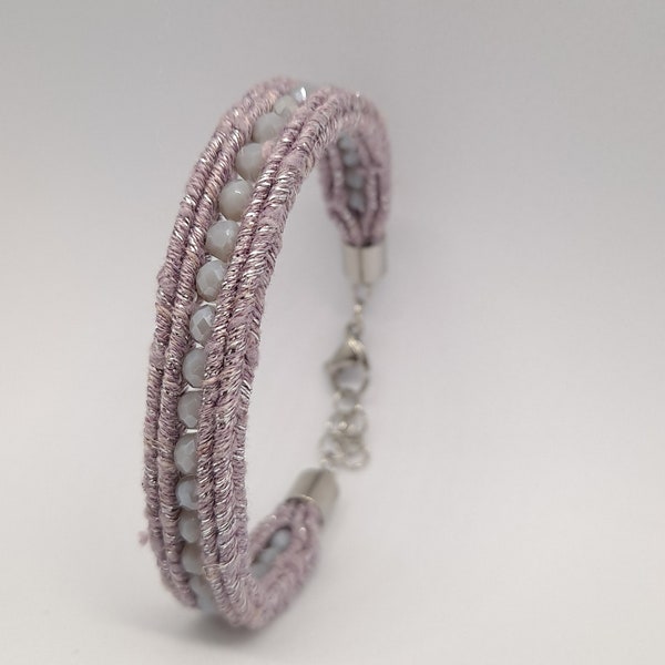 836. Bracelet fin soutache mauve effet lainé avec perles en verre facetté opaque