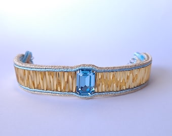 107. Bracelet en soutache doré/bleu ciel avec cabochon en cristal et perles tubes twist en verre