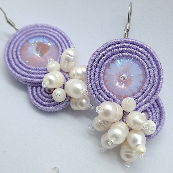 721. Boucles d'oreilles en soutache violet/mauve/lilas avec cabochons en cristal autrichien, perles d'eau douce et perles en nacre naturelle