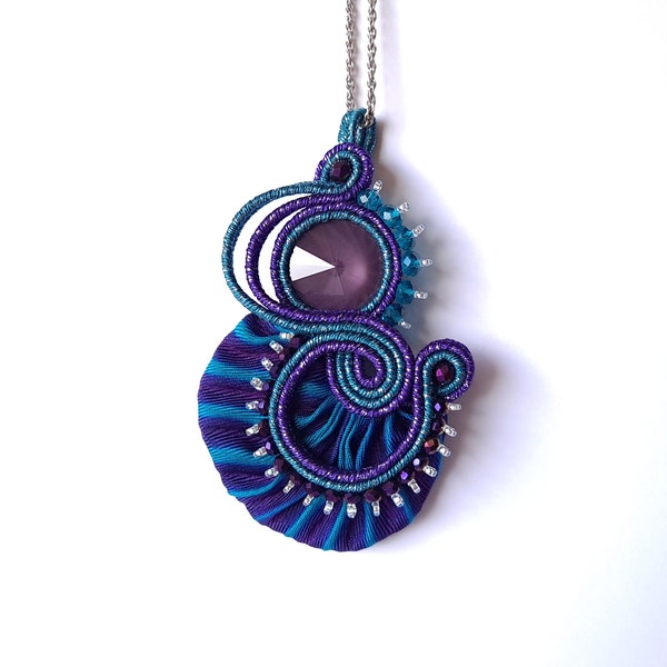 676. Pendentif en soutache violet/bleu vert pétrole, avec cabochon en cristal autrichien, soie shibori et perles en verre facetté