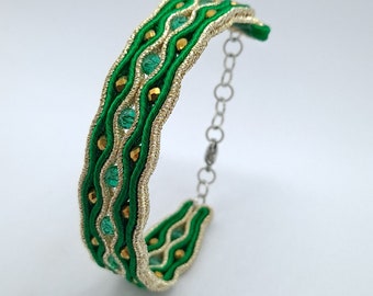 118. Bracelet manchette 3 rangs en soutache émeraude/doré avec perles en verre facetté (poignet très fin)