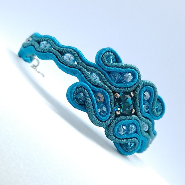 40. Pulsera soutache turquesa con cabujón de cristal turquesa y cuentas de vidrio facetado (muñeca muy fina)