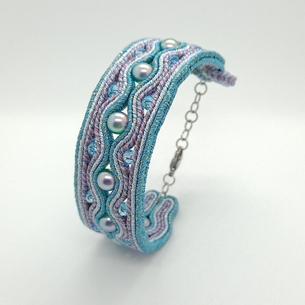 654. Bracelet manchette 3 rangs soutache marbrée mauve/bleu ciel/turquoise, avec perles en résine nacrées Miyuki et perles en verre facetté