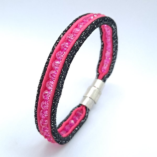 477. Bracelet fin en soutache noir/rose fuchsia avec perles en verre facetté