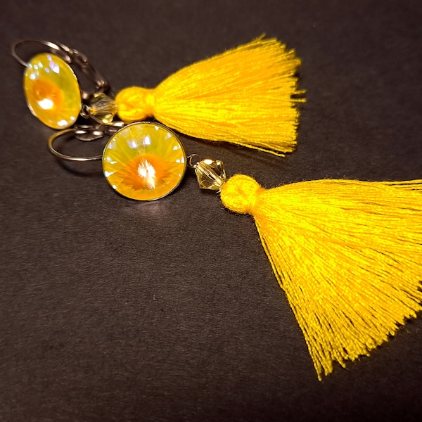 317. Boucles d'oreilles avec cabochons en cristal et pompons jaunes