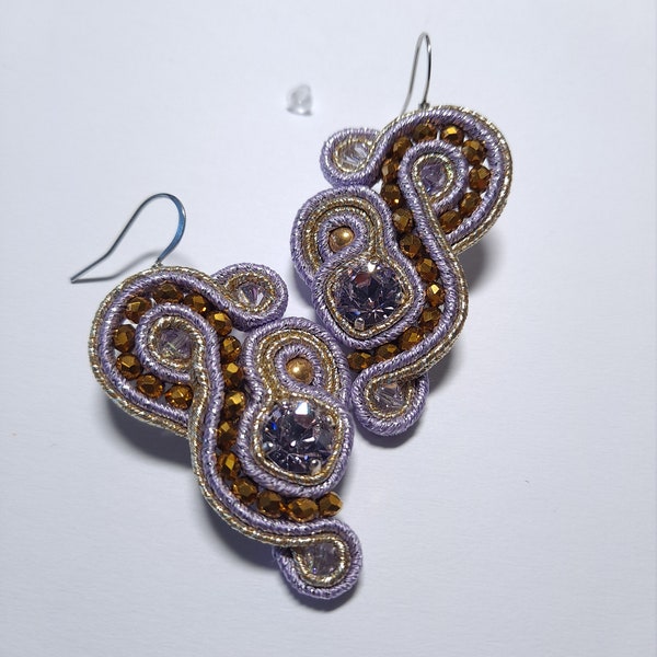 403. Boucles d'oreilles soutache mauve/doré avec cabochons en cristal