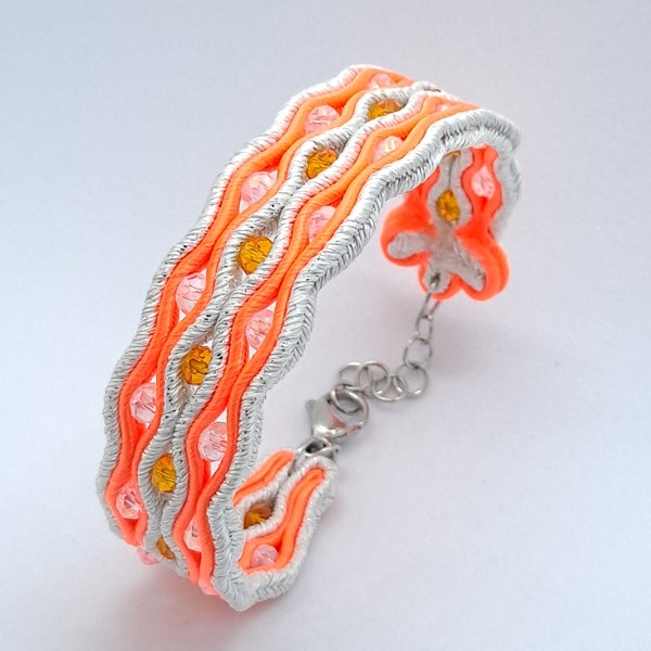 348. Bracelet manchette 3 rangs soutache orange fluo/blanc avec perles en verre facetté