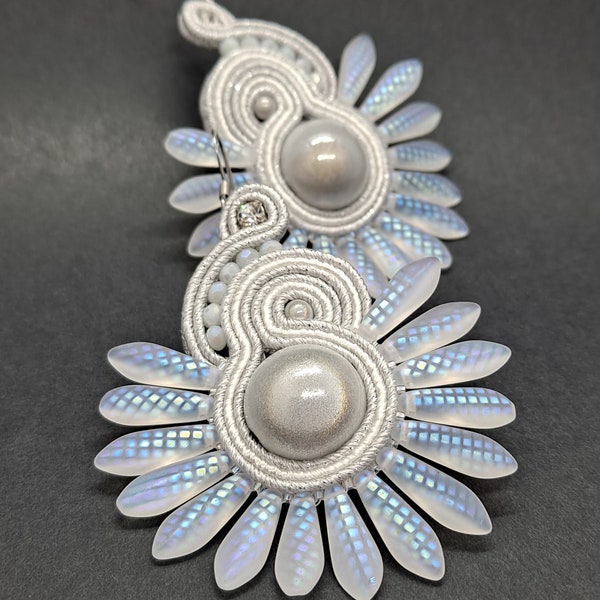 724. Boucles d'oreilles en soutache blanc argenté avec perles magiques, perles en verre facetté et perles dagues en verre (idéal mariée)