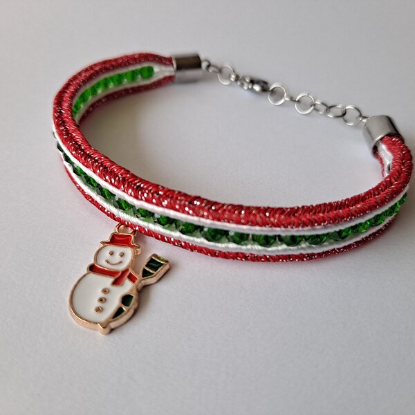 615. Bracelet soutache rouge/blanc orné de perles en verre facetté et d'une breloque émaillée bonhomme de neige (Noël)