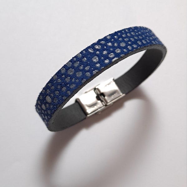 631. Bracelet cuir bleu effet suédé motif peau de poisson