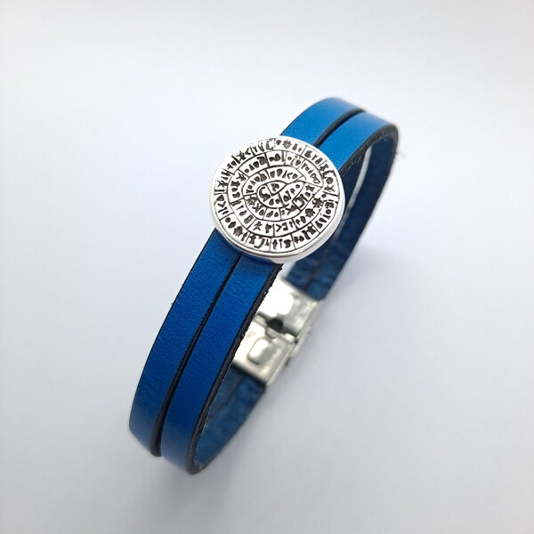 740. Bracelet 2 brins de cuir bleu avec décoration centrale disque de Phaistos en métal plaqué argent fin