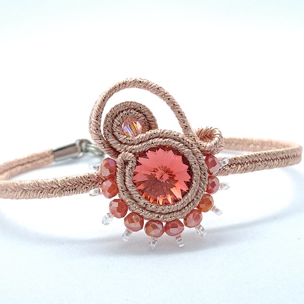 529. Bracelet fin en soutache rose corail/pêche, avec cabochon en cristal et perles en verre facetté (grande taille ou bracelet de cheville)