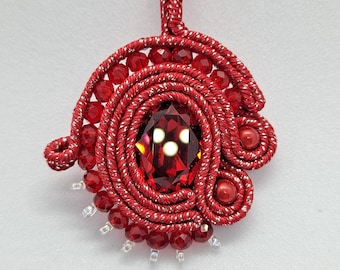 762. Pendentif en soutache rouge avec cabochon en cristal autrichien, perles en verre facetté et perles magiques