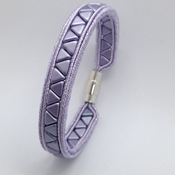 323. Bracelet soutache mauve avec perles en verre triangulaires Kheops par Puca