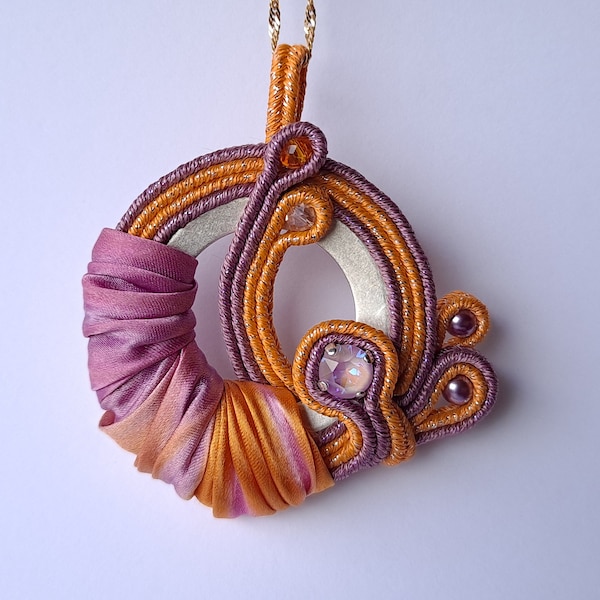 281. Pendentif soutache violet/orange, avec cabochon en cristal et soie shibori