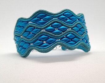 503. Bracelet manchette en soutache bleu turquoise métallisé, avec perles en verre effet écailles