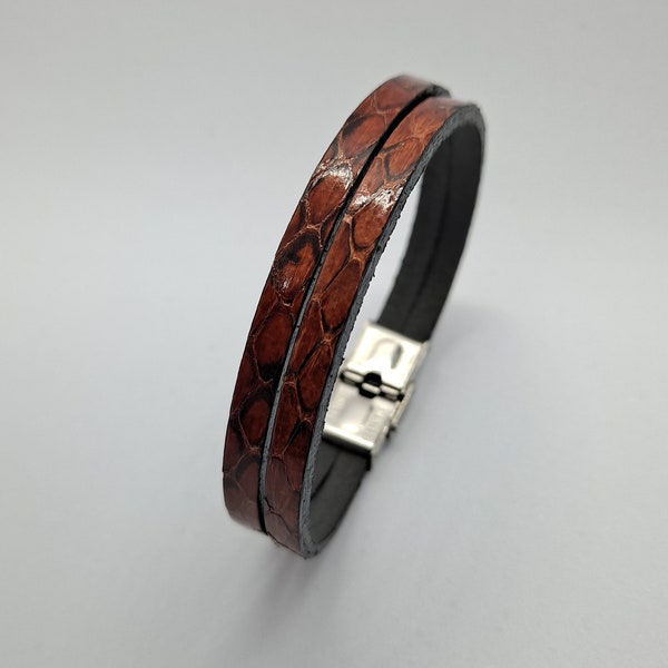 739. Bracelet 2 brins de cuir marron effet peau de serpent avec fermoir inox