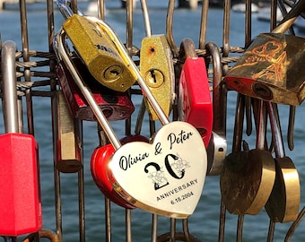 Elegant gouden liefdesslot jubileum, gegraveerde namen en datum huwelijkscadeau